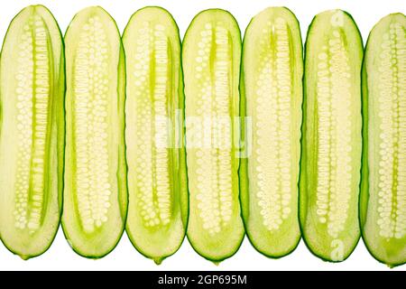 fette di cetriolo fresche e trasparenti su sfondo bianco Foto Stock