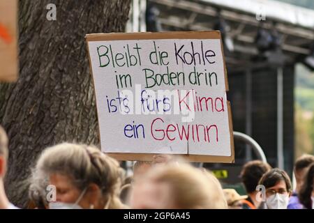 Heidelberg, Germania - 24 settembre 2021: Firma contro l'energia del carbone in tedesco alla manifestazione Global Climate Strike Foto Stock