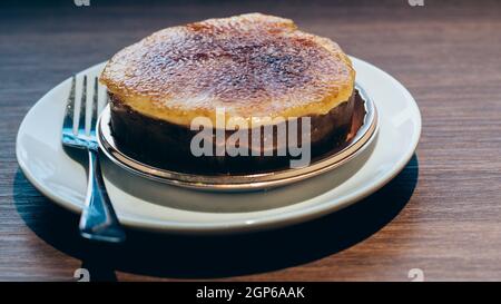 Custarde Al Forno Caramellate. Crème brulee. Crème Brulee alla vaniglia. Famoso dessert portoghese. Crème Di Leite. Crostate Di Custard Portoghesi Foto Stock