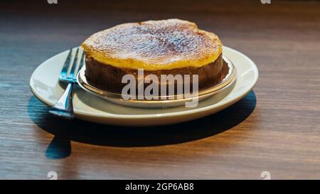 Custarde Al Forno Caramellate. Crème brulee. Crème Brulee alla vaniglia. Famoso dessert portoghese. Crème Di Leite. Crostate Di Custard Portoghesi Foto Stock