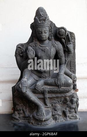 Sei Avalokitesvara armati, dal 10 ° secolo trovato a Nalanda, Bihar ora esposto nel Museo Indiano a Kolkata, Bengala Occidentale, India Foto Stock