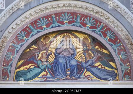 Mosaico della Vergine Maria di Giuseppe Modena da Lucca, sopra la porta centrale del Duomo di Pisa Foto Stock