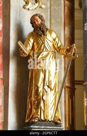 San Paolo, statua sull'altare maggiore della Chiesa Parrocchiale di San Giorgio a Plesivica, Croazia Foto Stock