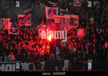 Parigi, Francia. 25 giugno 2021. Sostenitori del PSG durante la partita UEFA Champions League tra Paris Saint Germain e Manchester City al Parc des Princes di Parigi, Francia, il 28 settembre 2021. Foto di Andy Rowland. Credit: Prime Media Images/Alamy Live News Foto Stock