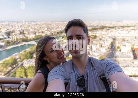 Selfie di una coppia in cima alla Torre Eiffel a Parigi, Francia Foto Stock