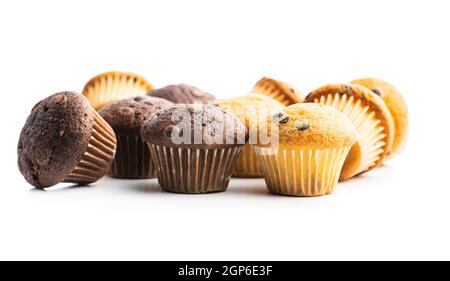 Muffin al cioccolato e alla vaniglia. Dolci cupcakes isolati su sfondo bianco. Foto Stock