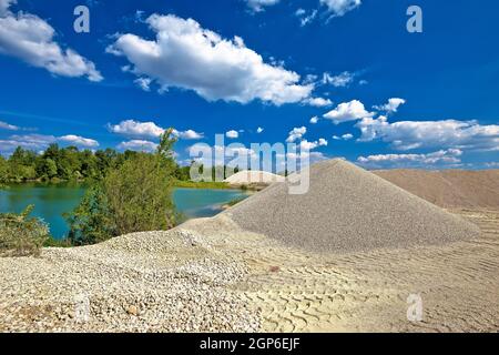 Scavo di ghiaia del fiume Drava vista dal punto di vista, estrazione del fiume nella regione di Podravina della Croazia Foto Stock