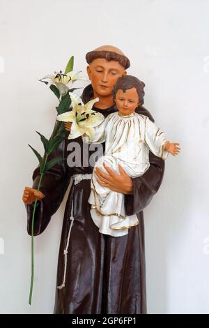 Sant'Antonio di Padova custodisce Gesù bambino, statua nella chiesa parrocchiale di San Michele Arcangelo a Mihovljan, Croazia Foto Stock