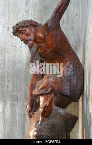 San Francesco d'Assisi abbracciando il Cristo crocifisso, statua nella chiesa parrocchiale di Sant'Antun Padovanski a Zagabria, Croazia Foto Stock