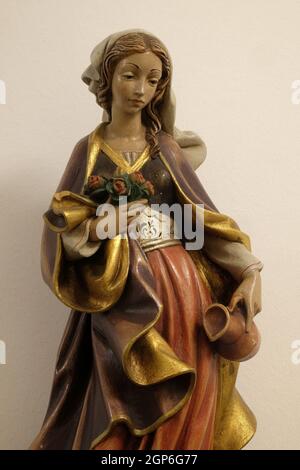 Santa Elisabetta di Ungheria noto anche come Santa Elisabetta di Turingia, del convento delle Suore della Santa Croce a Gemunden, Germania Foto Stock