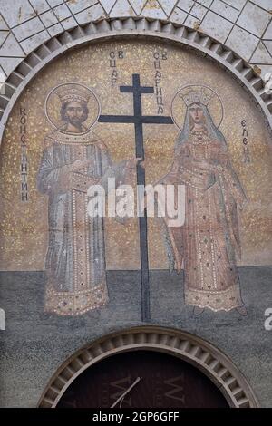 Mosaico sopra l'entrata di San Costantino ed Elena Chiesa a Skopje in Macedonia Foto Stock