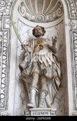 San Clemente statua sulla facciata della chiesa di San Leodegar a Lucerna, Svizzera Foto Stock