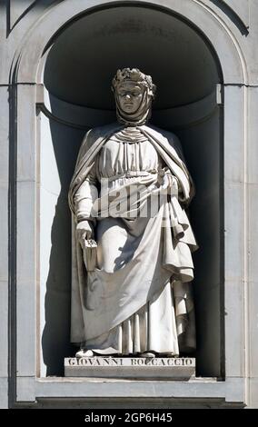 Giovanni Boccaccio nelle nicchie del colonnato degli Uffizi a Firenze, Italia Foto Stock