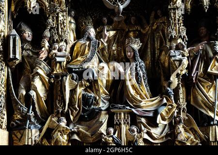 Incoronazione della Vergine Maria, altare maggiore nella chiesa parrocchiale di San Wolfgang a Wolfgangsee in Austria Foto Stock
