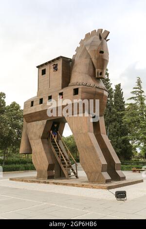 Scavi e opere ricostruite presso l'antica città di Troia, famosa per il leggendario cavallo di Troia e la guerra, si trova vicino alla città di Tevfikiye, Turchia. Foto Stock