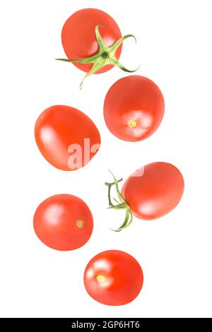 Verdure isolate. Sei pomodori interi in aria su bianco con un percorso di ritaglio come elemento di progettazione della confezione. Profondità di campo completa. Concetto di levitazione del cibo Foto Stock