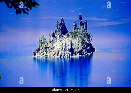 Spedisci Ahoy! - Una foto ravvicinata della piccola isola di Crater Lake chiamata la nave fantasma. Foto Stock