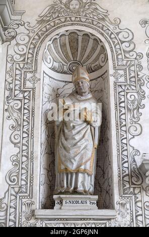 Saint Nicholas statua sulla facciata della chiesa di San Leodegar a Lucerna, Svizzera Foto Stock