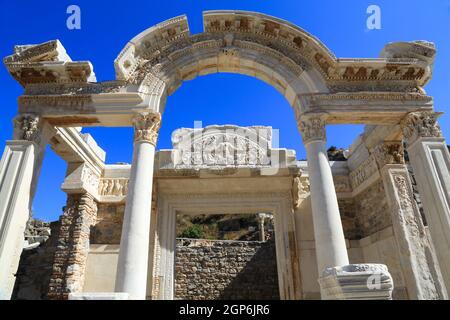 Il Tempio di Adriano è dedicato all'imperatore romano Adriano ed è situato sul lato nord di via Curetes in Efeso, Turchia. Foto Stock