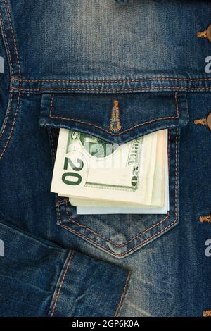 Soldi che si attacca dalla tasca dei jeans, vista dall'alto Foto Stock