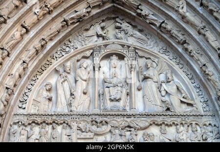 Vergine con il Bambino in trono, portale di Sant'Anna, la cattedrale di Notre Dame di Parigi, Sito Patrimonio Mondiale dell'UNESCO a Parigi, Francia Foto Stock