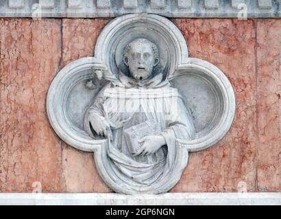 San Domenico di Paolo di Bonaiuto rilievo sulla facciata della Basilica di San Petronio a Bologna Foto Stock