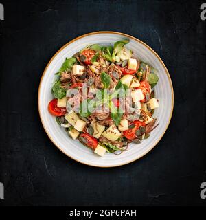 Delizioso concetto di cibo sano. Manzo tirato cotto lentamente con insalata di verdure fresche Foto Stock