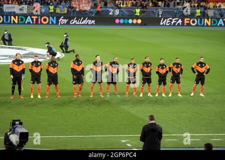 Kiev, Ucraina. 28 settembre 2021. KIEV, UCRAINA - 28 SETTEMBRE 2021 - i giocatori del FC Shakhtar Donetsk sono visti sul campo prima della UEFA Champions League - 2021/22 round del 16 contro il FC Inter Italia alla NSC Olimpiyskiy, Kiev, capitale dell'Ucraina Credit: Ukrinform/Alamy Live News Foto Stock