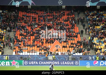 Kiev, Ucraina. 28 settembre 2021. KIEV, UCRAINA - 28 SETTEMBRE 2021 - i fan sono visti prima della UEFA Champions League - 2021/22 round di 16 partite tra FC Shakhtar Donetsk e FC Inter Italia alla NSC Olimpiyskiy, Kiev, capitale dell'Ucraina Credit: Ukrinform/Alamy Live News Foto Stock