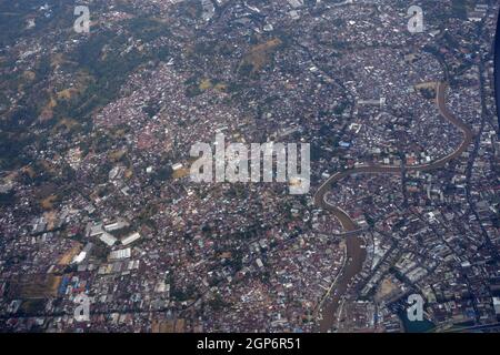 Blick aus der Luft auf das Zentrum von Manado mit der Megawati Brücke über den Fluss Tondano, Nordsulawesi, Indonesien Foto Stock