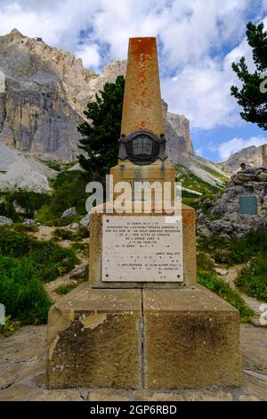 Monumento ai caduti, prima guerra mondiale, Passo Falzarego, Falzares, Belluno, Dolomiti, Veneto, Italia Foto Stock