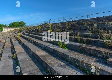 Vista parziale della tribuna principale del campo Zeppelin dal 1940 sull'ex rally Grounds del partito nazista, Norimberga, Medio Franconia, Baviera Foto Stock