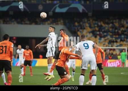 Kiev, Ucraina. 28 settembre 2021. KIEV, UCRAINA - 28 SETTEMBRE 2021 - i giocatori sono visti in azione durante la UEFA Champions League - 2021/22 round di 16 partite tra FC Shakhtar Donetsk e FC Inter Italia alla NSC Olimpiyskiy, Kiev, capitale dell'Ucraina Credit: Ukrinform/Alamy Live News Foto Stock