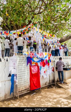 KANDY, SRI LANKA - 19 LUGLIO 2016: Pellegrini buddisti bianchi vestiti visitano Wel Bodiya con l'albero Bodhi durante la vacanza Poya Luna piena a Kandy, Sri Lanka Foto Stock