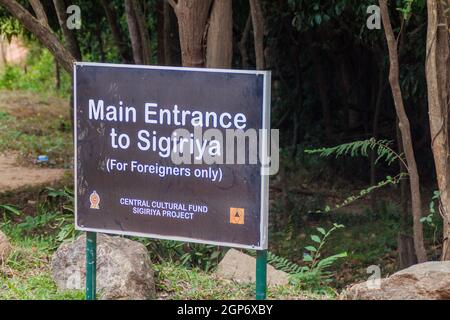 SIGIRIYA, SRI LANKA - 21 LUGLIO 2016: Cartello ingresso principale a Sigiriya vicino a Sigiriya Lion Rock, Sri Lanka Foto Stock