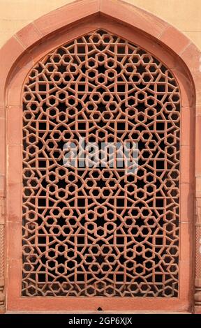 Intricati intarsi di finestra di pietra grill presso la tomba di Humayun, costruito da Hamida Banu iniziata nel 1565-72, Delhi, India Foto Stock