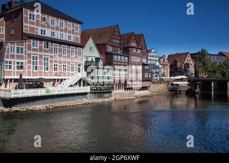 Città vecchia di Lueneburg all'Ilmenau, Lueneburg, Germania Foto Stock