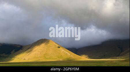 Suggestivo paesaggio montano nei pressi del borgo di Castelluccio nel Parco Nazionale del Monte Sibillini, Umbria, Italia Foto Stock