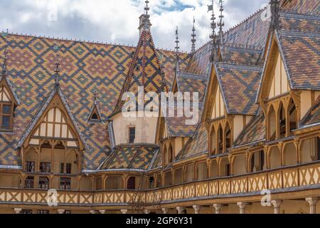 Beaune, Francia - 08 28 2021: Vista di Hospice de Beaune o Hotel Dieu Foto Stock