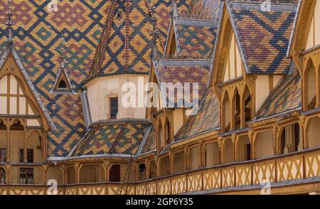 Beaune, Francia - 08 28 2021: Vista di Hospice de Beaune o Hotel Dieu Foto Stock