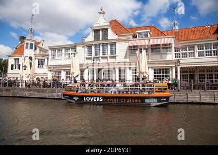 Molo per le crociere sui canali, stazione centrale, Amsterdam, Olanda, Paesi Bassi Foto Stock
