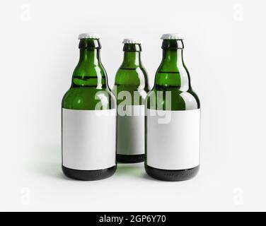 Tre bottiglie di birra verde con etichette vuote. Foto Stock