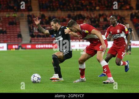 MIDDLESBROUGH, REGNO UNITO. 28 SETTEMBRE il Billy Sharp di Sheffield United batte con Dael Fry di Middlesbrough durante la partita del campionato Sky Bet tra Middlesbrough e Sheffield United al Riverside Stadium di Middlesbrough martedì 28 settembre 2021. (Credit: Mark Fletcher | MI News) Credit: MI News & Sport /Alamy Live News Foto Stock