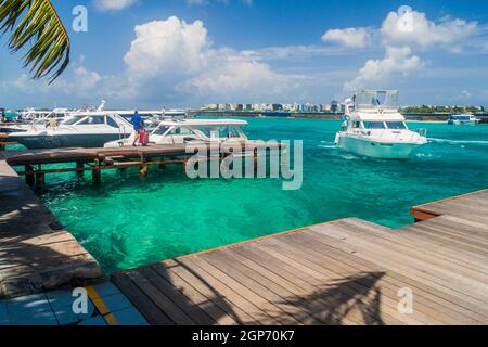 ISOLA DI HULHULE, MALDIVE - 11 LUGLIO 2016: Barche al porto vicino all'aeroporto internazionale Ibrahim Nasir a Male, Maldive. Foto Stock