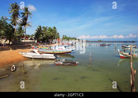 Villaggio dei pescatori di Tanjung Binga, dove vivono i pescatori, barche di riparazione e pesci secchi nelle Isole Belitung, Bangka Belitung, Sumatra, Indonesia. Foto Stock