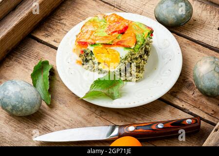 Torta pasqualina di Pasqua con spinaci e uova. Foto Stock