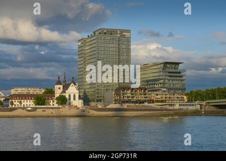 Rhine, Lanxess Tower, Kennedyplatz, Deutz, Colonia, Renania settentrionale-Vestfalia, Germania Foto Stock