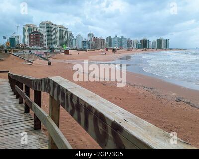 PUNTA DEL ESTE, URUGUAY, GENNAIO - 2021 - spiaggia vuota a brava spiaggia, punta del este città, maldonado dipartimento, uruguay Foto Stock