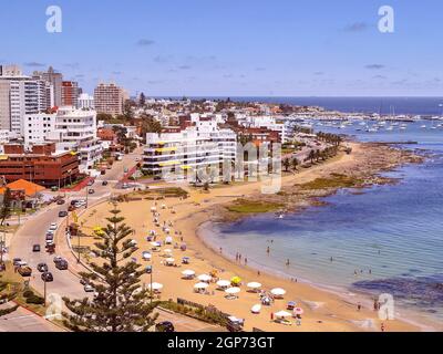 Scena costiera urbana aerea della città di punta del este, dipartimento di maldonado, uruguay Foto Stock