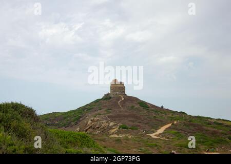 Vista a distanza sulla Torre di San Giovanni in Sinis sull'isola di Sardegna, Italia Foto Stock